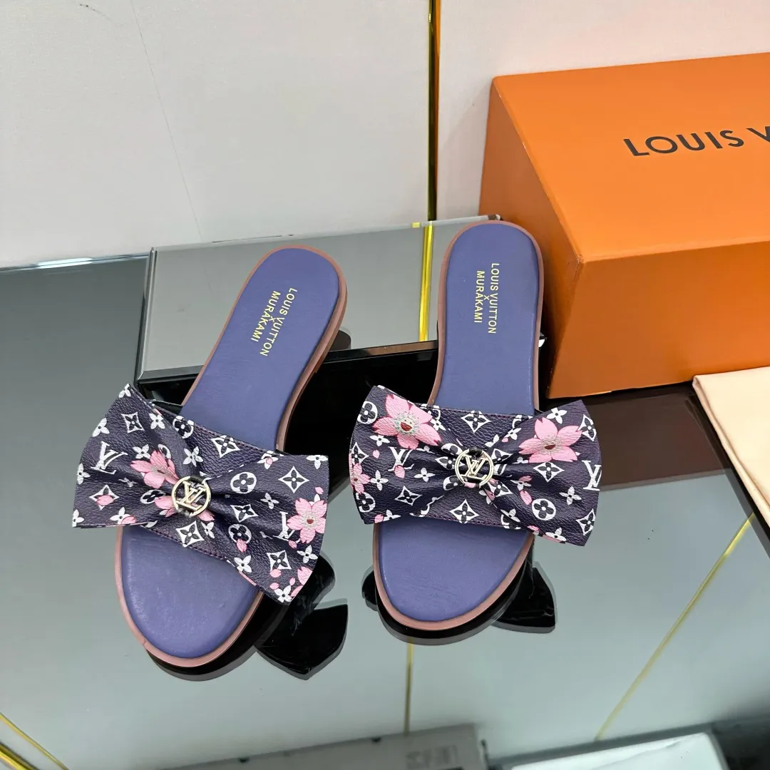 👟👟Ex-factory price 280👟👟 (available all year round) ❥V’s latest popular special material lock it series lock mop, super heavy industry launches! The golden lock on the toe is engraved with the LV letters logo 🔸Number of sizes 34-42) Welcome new and old customers to place orders in the picture above.